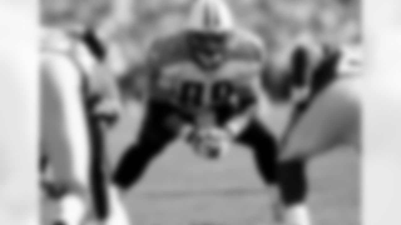 Tennessee Titans tight end Frank Wycheck (89) is seen in action during an NFL game against the San Francisco 49ers, Sunday, Oct. 3, 1999, in Santa Clara, Calif. (Greg Trott via AP)