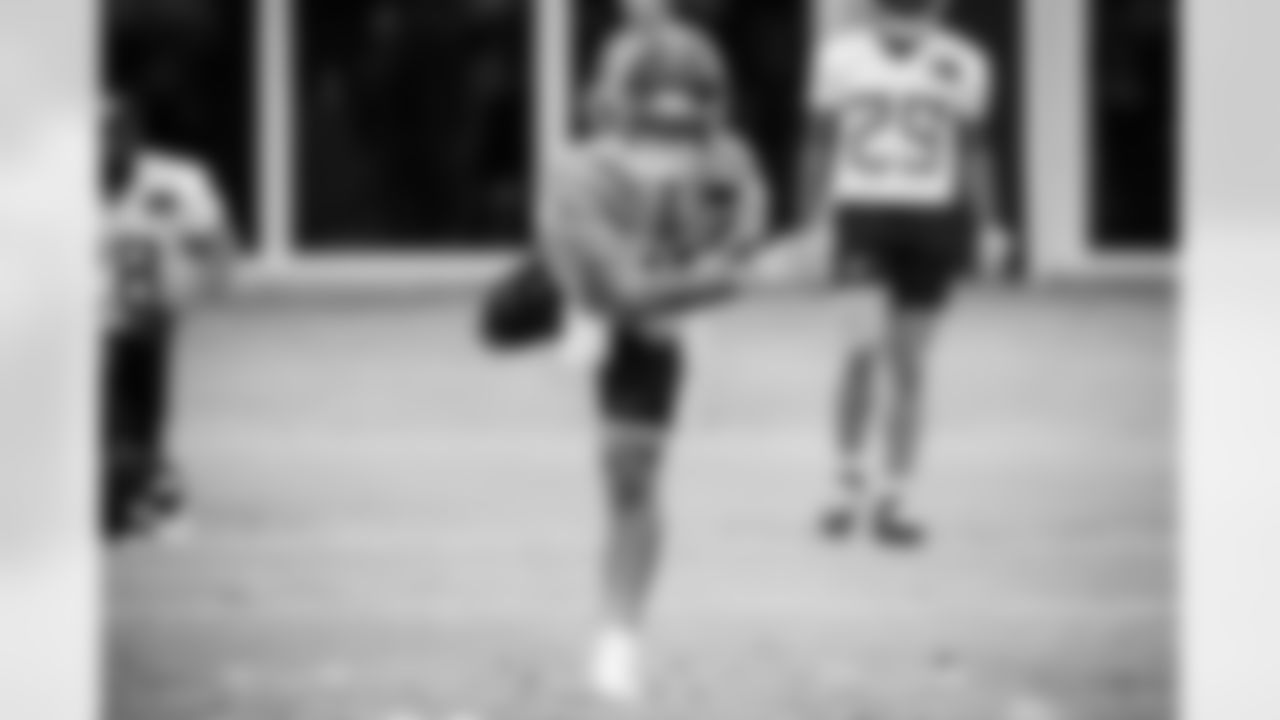 Wide receiver Xavier Restrepo #87 of the Tennessee Titans during practice at the Ascension Saint Thomas Sports Park on November 21, 2025 in Nashville, TN. Photo By Beau Brune/Tennessee Titans