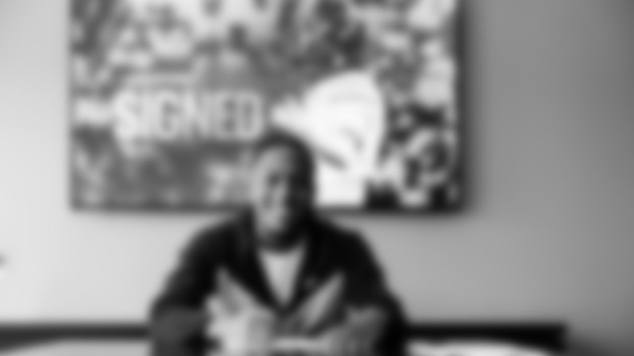 Marcus Harris signs his contract at the Ascension Saint Thomas Sports Park on May 8, 2025 in Nashville, TN. Photo By Donald Page/Tennessee Titans