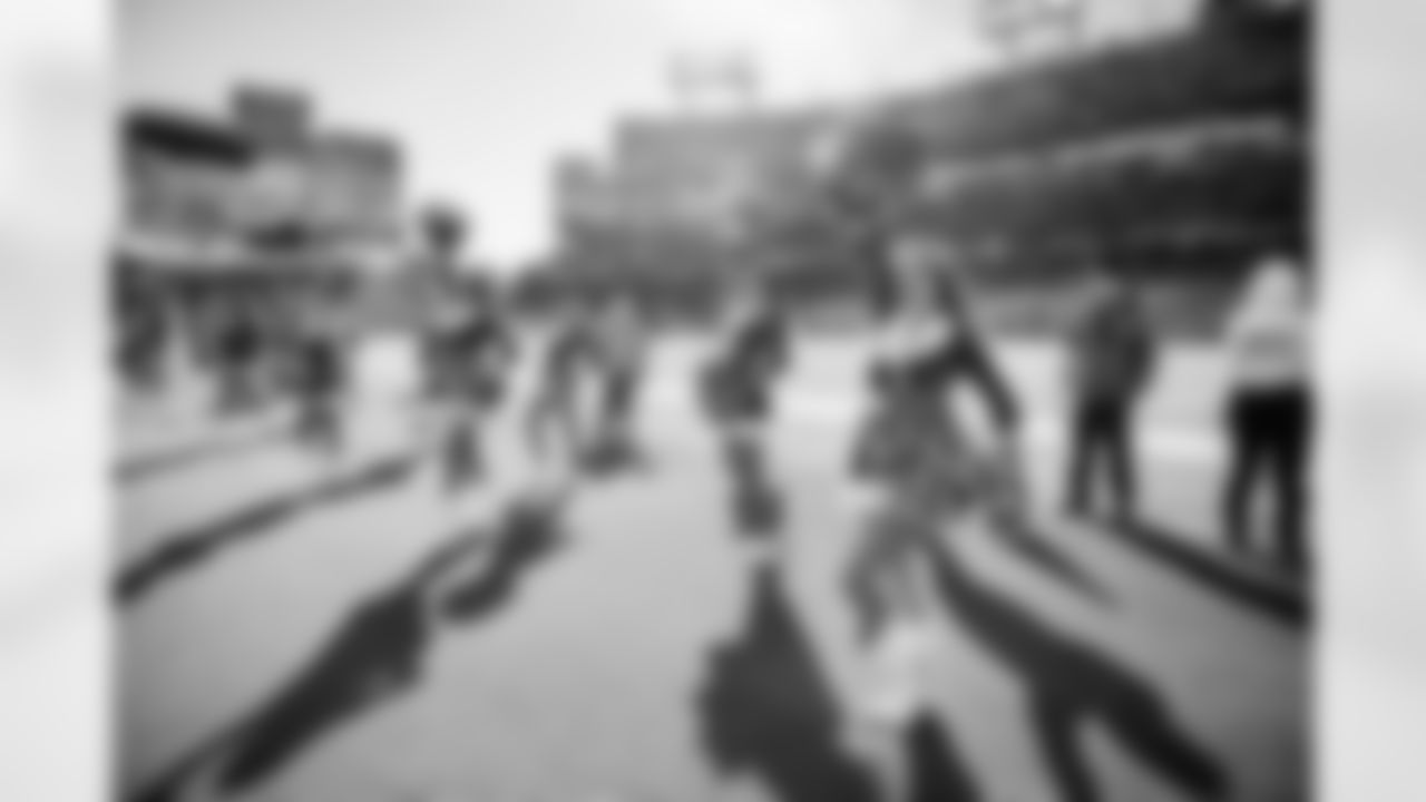 Tennessee Titans Cheerleaders during the game between the Tennessee Titans and the Kansas City Chiefs at Nissan Stadium on December 21, 2025 in Nashville, TN. Photo By Kaitlyn Hungerford/Tennessee Titans