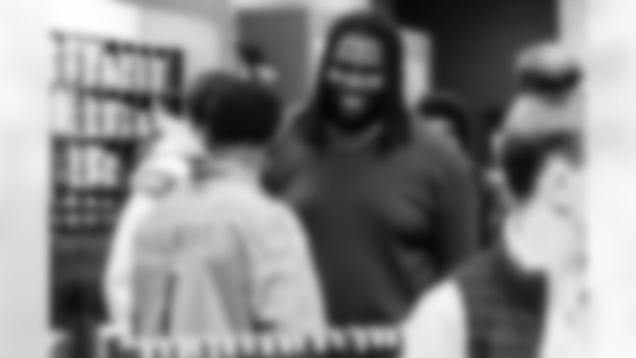 Jeffery Simmons purchases suits of members of Big Brothers Big Sisters  on December 16, 2025 at Men's Warehouse in Nashville, TN. Photo By Beau Brune/Tennessee Titans