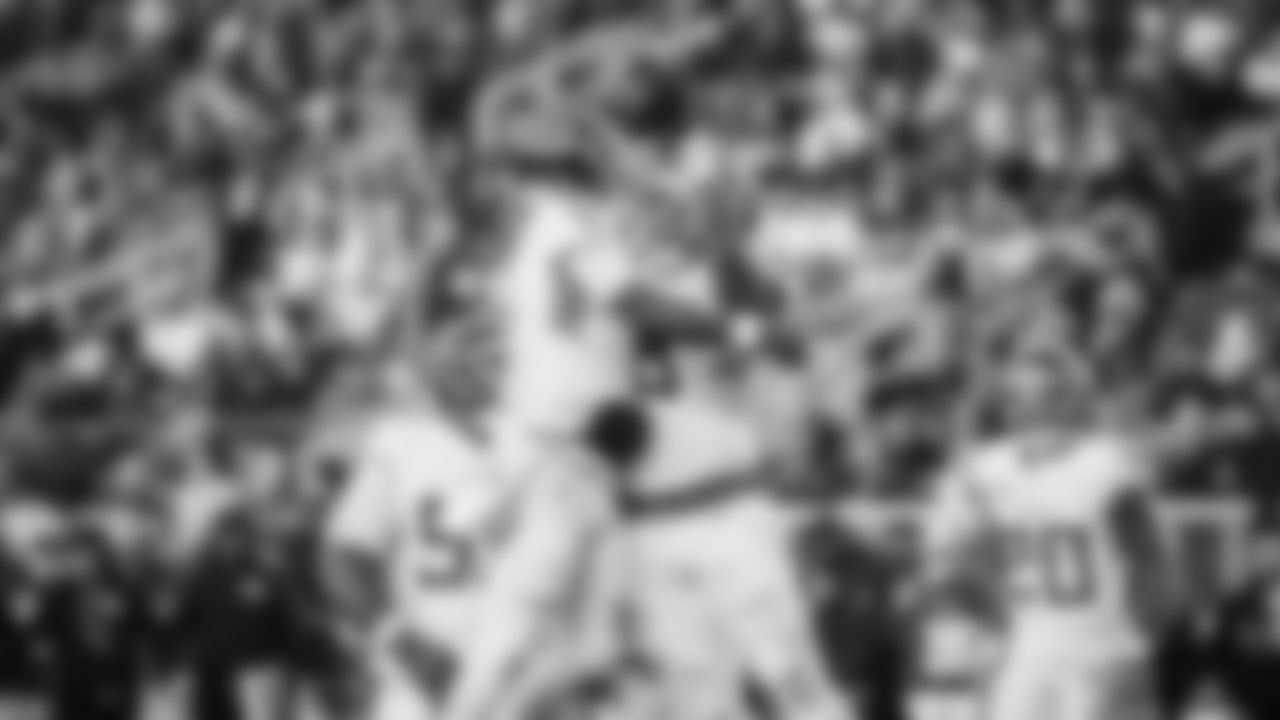 The Tennessee Titans and the San Francisco 49ers compete at Levi's Stadium on December 14, 2025 in San Francisco, CA. Photo By Donald Page/Tennessee Titans