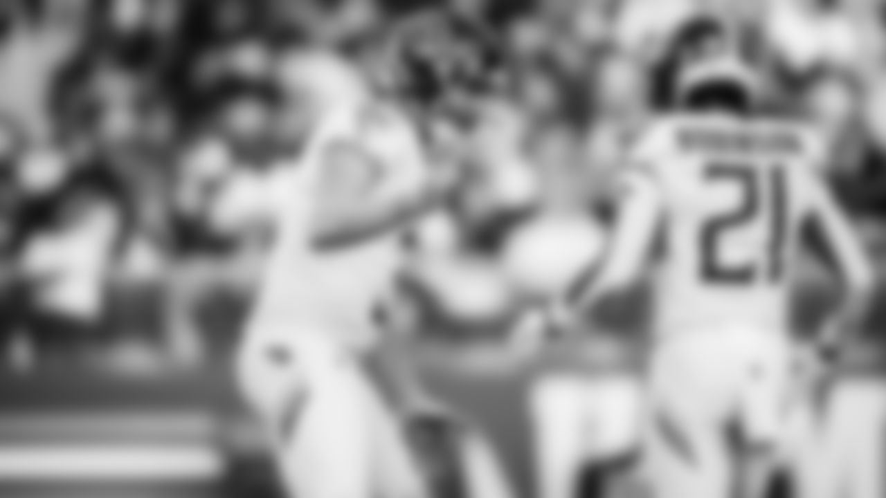 The Tennessee Titans and the San Francisco 49ers compete at Levi's Stadium on December 14, 2025 in San Francisco, CA. Photo By Jessie Rogers/Tennessee Titans