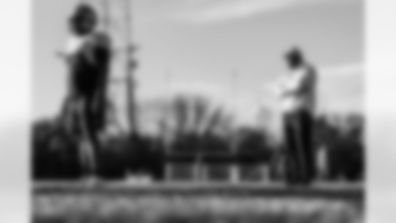Defensive tackle Jeffery Simmons #98 of the Tennessee Titans attends a high school football practice at Maplewood HS after donating football equipment for the team on November 04, 2025 in Nashville, TN. Photo By Jessie Rogers/Tennessee Titans