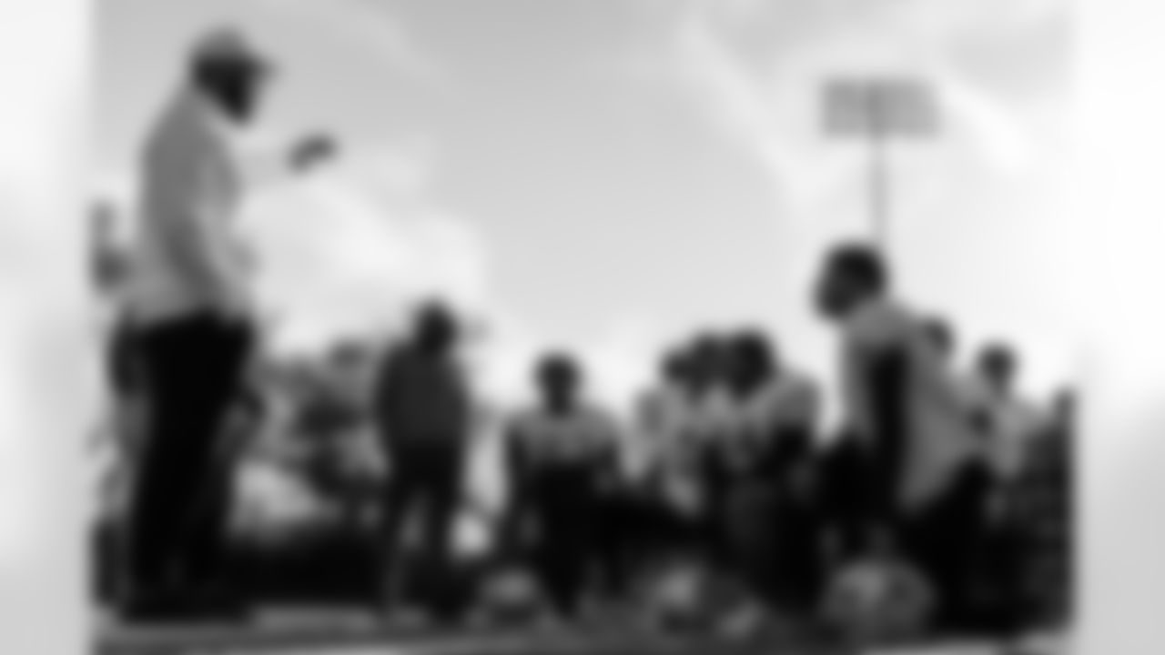 Defensive tackle Jeffery Simmons #98 of the Tennessee Titans attends a high school football practice at Maplewood HS after donating football equipment for the team on November 04, 2025 in Nashville, TN. Photo By Jessie Rogers/Tennessee Titans