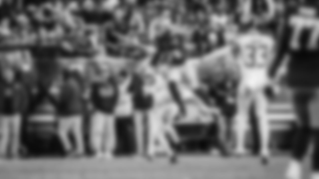 The Tennessee Titans and the San Francisco 49ers compete at Levi's Stadium on December 14, 2025 in San Francisco, CA. Photo By Jessie Rogers/Tennessee Titans