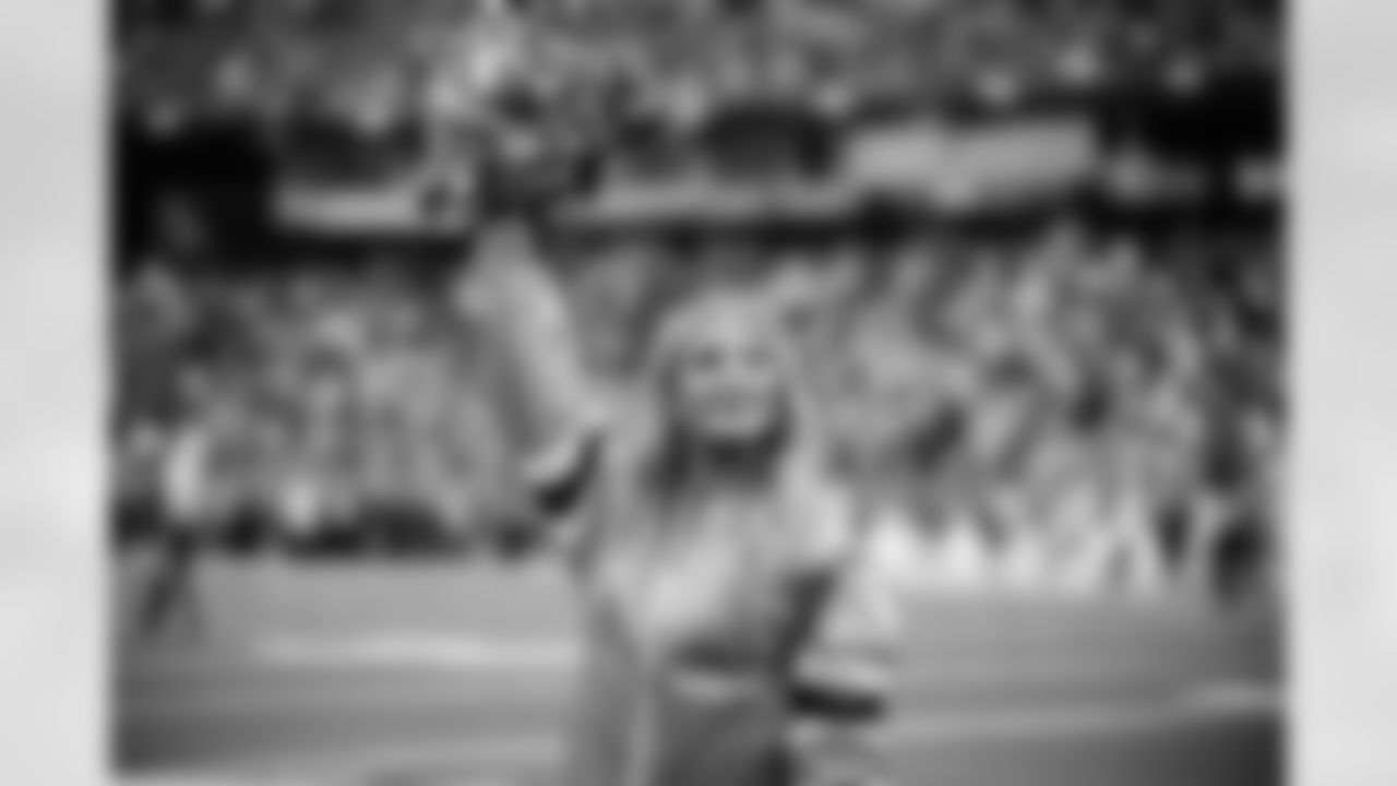 Tennessee Titans Cheerleaders during the game between the Tennessee Titans and the Los Angeles Chargers at Nissan Stadium on November 02, 2025 in Nashville, TN. Photo By Kaitlyn Hungerford/Tennessee Titans