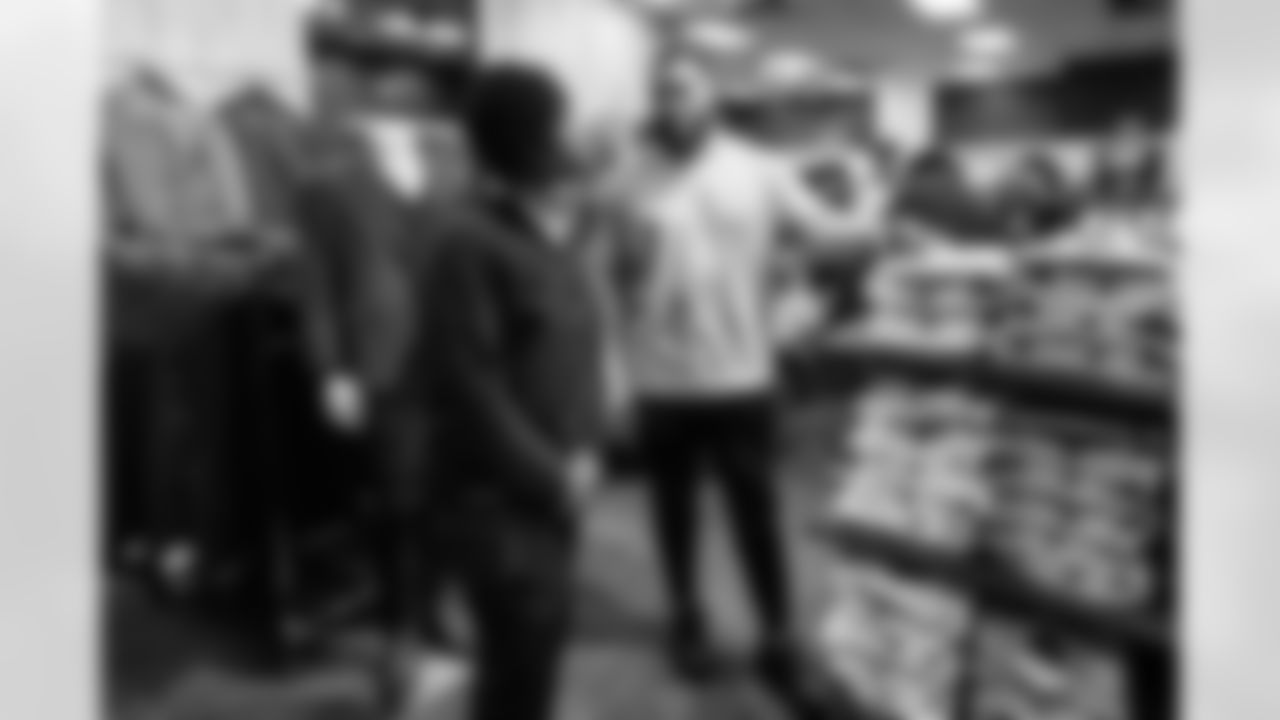 Jeffery Simmons purchases suits of members of Big Brothers Big Sisters  on December 16, 2025 at Men's Warehouse in Nashville, TN. Photo By Beau Brune/Tennessee Titans