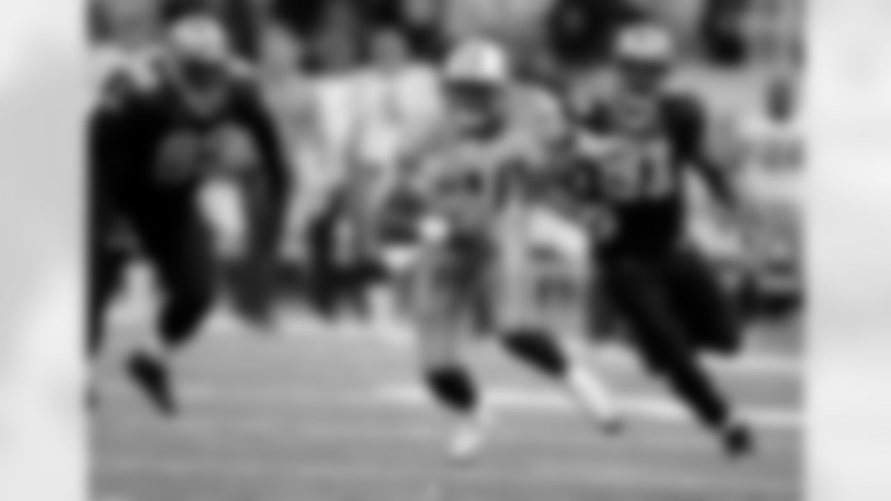 Tennessee Titans Vince Young (10) scrambles against the New Orleans Saints in New Orleans, Monday, Sept. 24, 2007.  (AP Photo/Alex Brandon)