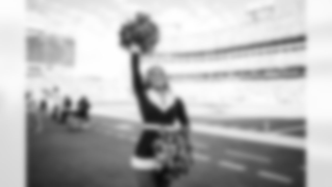 Tennessee Titans Cheerleaders during the game between the Tennessee Titans and the Kansas City Chiefs at Nissan Stadium on December 21, 2025 in Nashville, TN. Photo By Kaitlyn Hungerford/Tennessee Titans