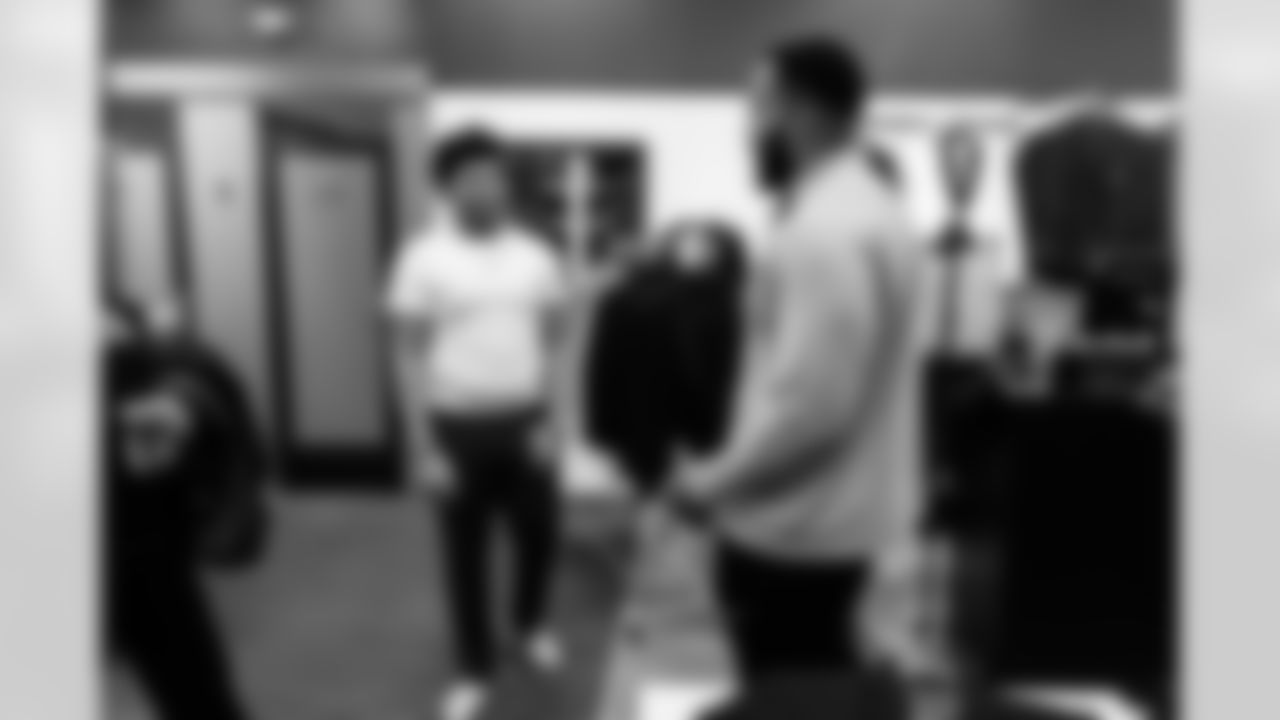 Jeffery Simmons purchases suits of members of Big Brothers Big Sisters  on December 16, 2025 at Men's Warehouse in Nashville, TN. Photo By Beau Brune/Tennessee Titans