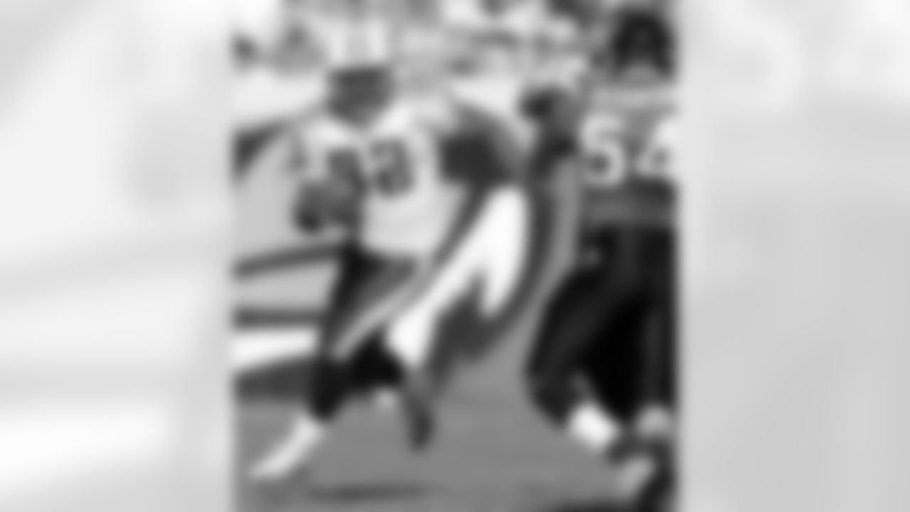 Tennessee Titans running back Antowain Smith runs for a second-quarter gain against the Jacksonville Jaguars, Sunday, Nov. 21, 2004, in Jacksonville, Fla. (AP Photo/Phil Coale)