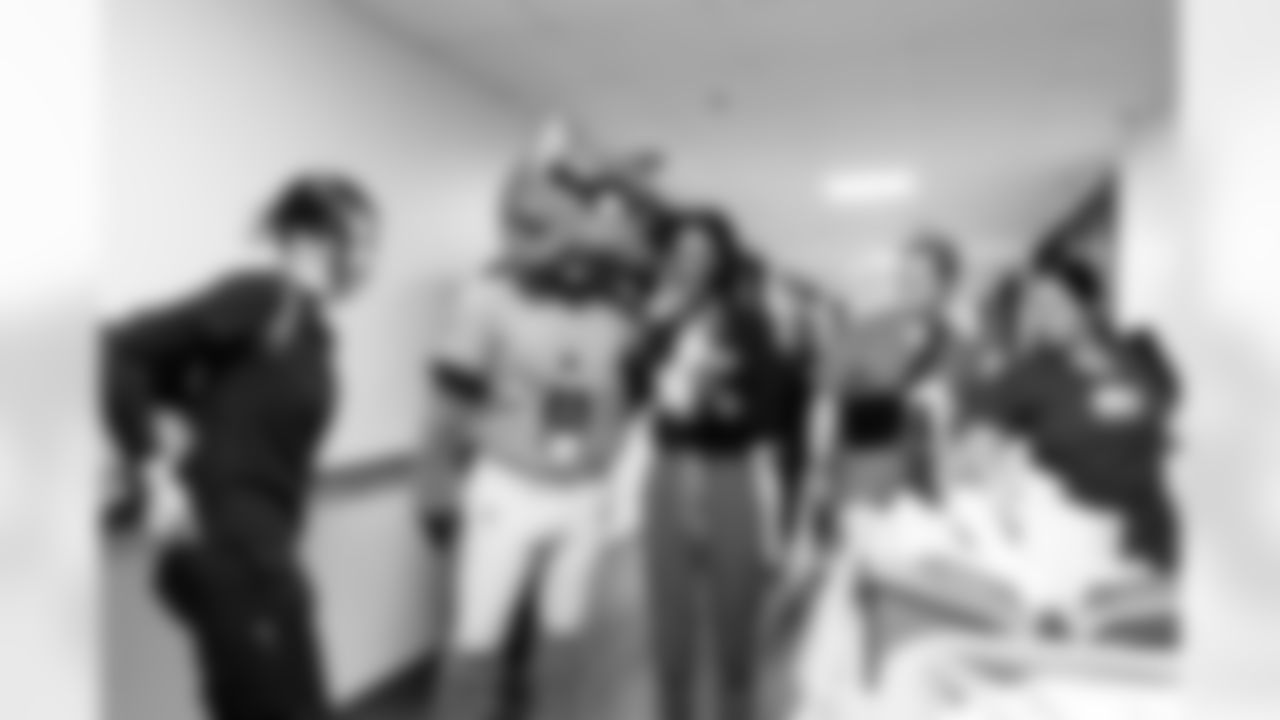 The Tennessee Titans visit nurses and medical staff at Ascension St Thomas Hospital to hand out 8th & Roast coffee and breakfast as a part of Crucial Catch on October 16, 2025 in Nashville, TN. Photo By Jessie Rogers/Tennessee Titans