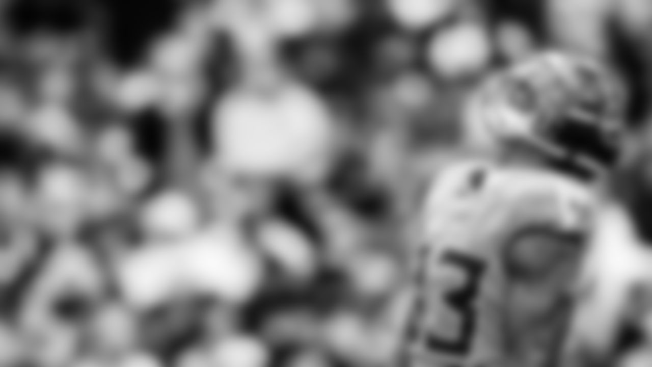 Linebacker Cedric Gray #33 of the Tennessee Titans during the game between the Tennessee Titans and the Los Angeles Chargers at Nissan Stadium on November 02, 2025 in Nashville, TN. Photo By Jessie Rogers/Tennessee Titans