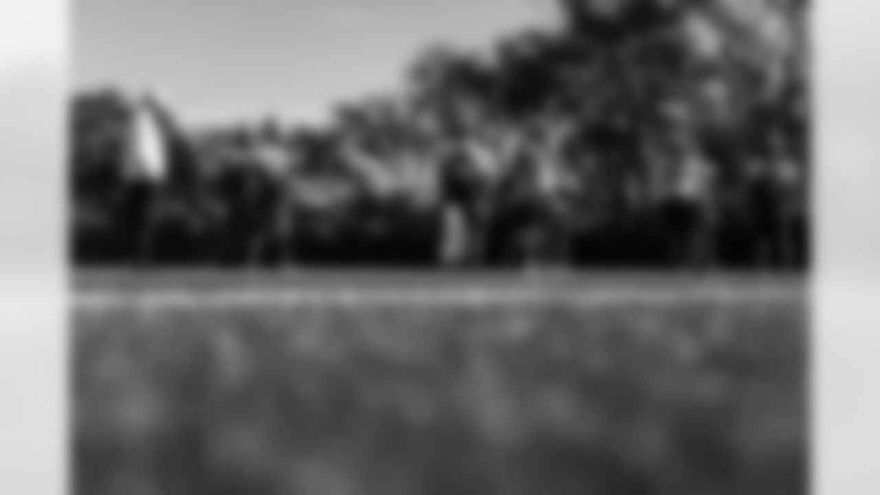 Defensive tackle Jeffery Simmons #98 of the Tennessee Titans attends a high school football practice at Maplewood HS after donating football equipment for the team on November 04, 2025 in Nashville, TN. Photo By Jessie Rogers/Tennessee Titans