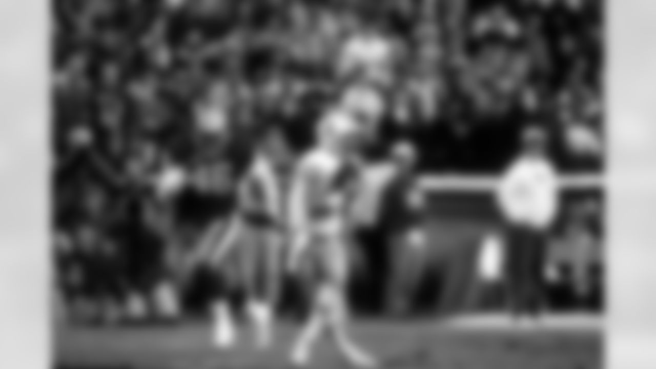 Houston Oilers wide receiver Gary Wellman (88) makes a catch during an NFL football game against the San Francisco 49ers, Sunday, Dec. 25, 1993 in San Francisco. The Oilers defeated the 49ers 10-7. (Greg Trott via AP)