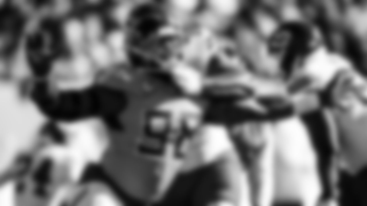 Defensive tackle Jeffery Simmons #98 of the Tennessee Titans during the game between the Tennessee Titans and the San Francisco 49ers at Levi's Stadium on December 21, 2025 in San Francisco, CA. Photo By Donald Page/Tennessee Titans