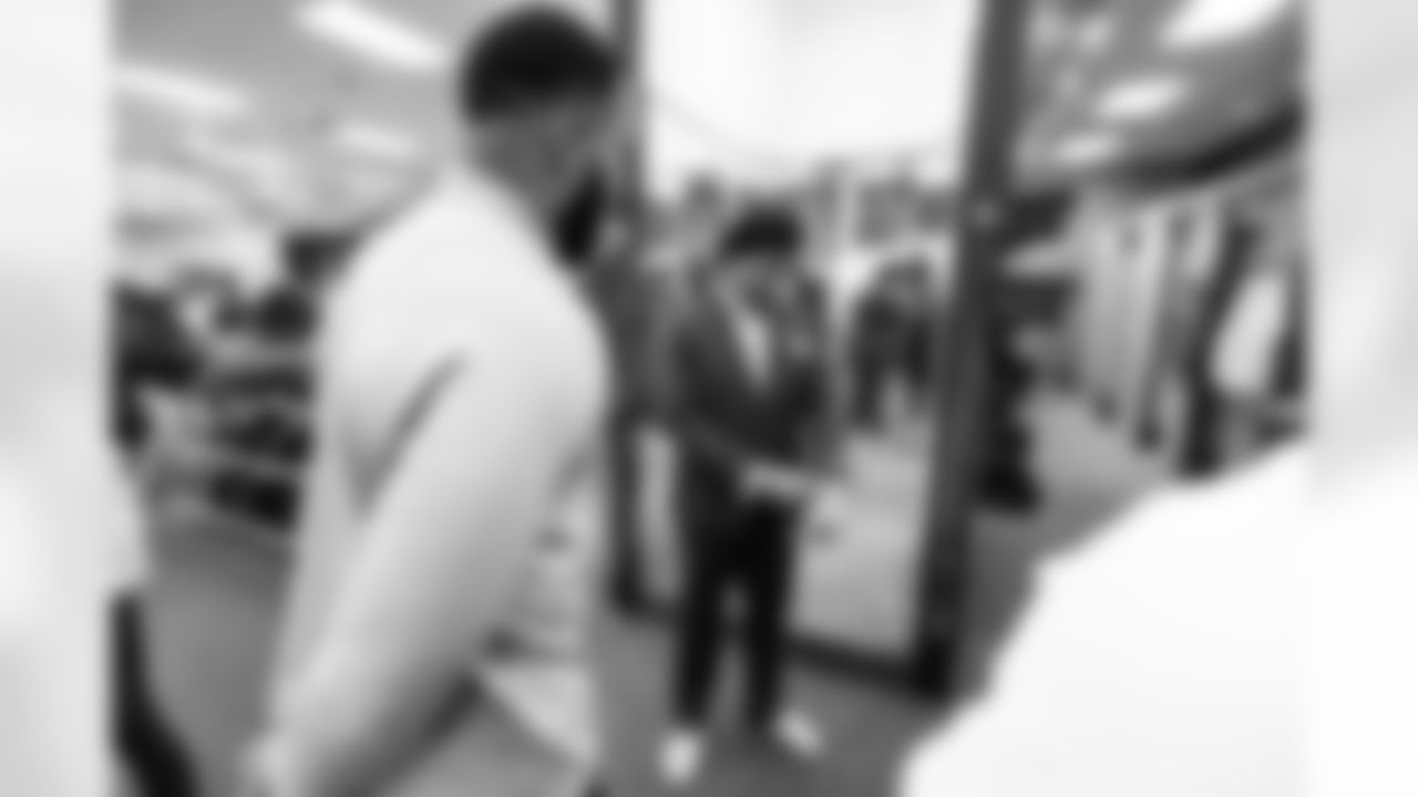 Jeffery Simmons purchases suits of members of Big Brothers Big Sisters  on December 16, 2025 at Men's Warehouse in Nashville, TN. Photo By Beau Brune/Tennessee Titans