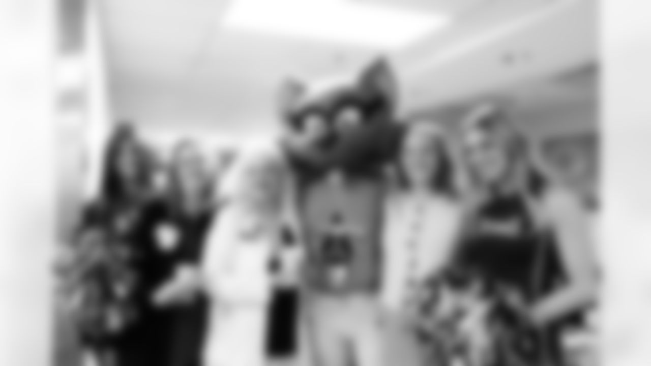 The Tennessee Titans visit nurses and medical staff at Ascension St Thomas Hospital to hand out 8th & Roast coffee and breakfast as a part of Crucial Catch on October 16, 2025 in Nashville, TN. Photo By Jessie Rogers/Tennessee Titans
