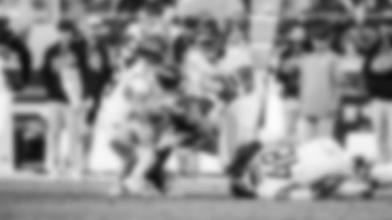 The Tennessee Titans and the San Francisco 49ers compete at Levi's Stadium on December 14, 2025 in San Francisco, CA. Photo By Jessie Rogers/Tennessee Titans