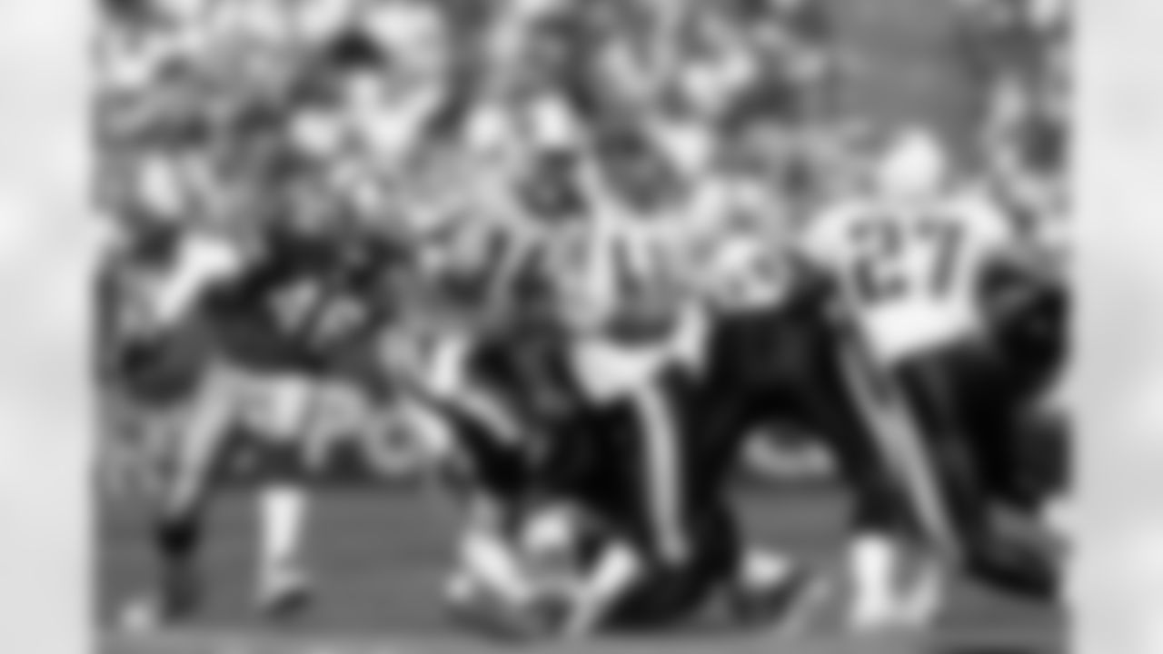 Tennessee Titans quarterback Neil O'Donnell (14) gets set to handoff the ball to running back Eddie George (27) during an NFL game against the San Francisco 49ers, Sunday, Oct. 3, 1999, in Santa Clara, Calif. (Greg Trott via AP)