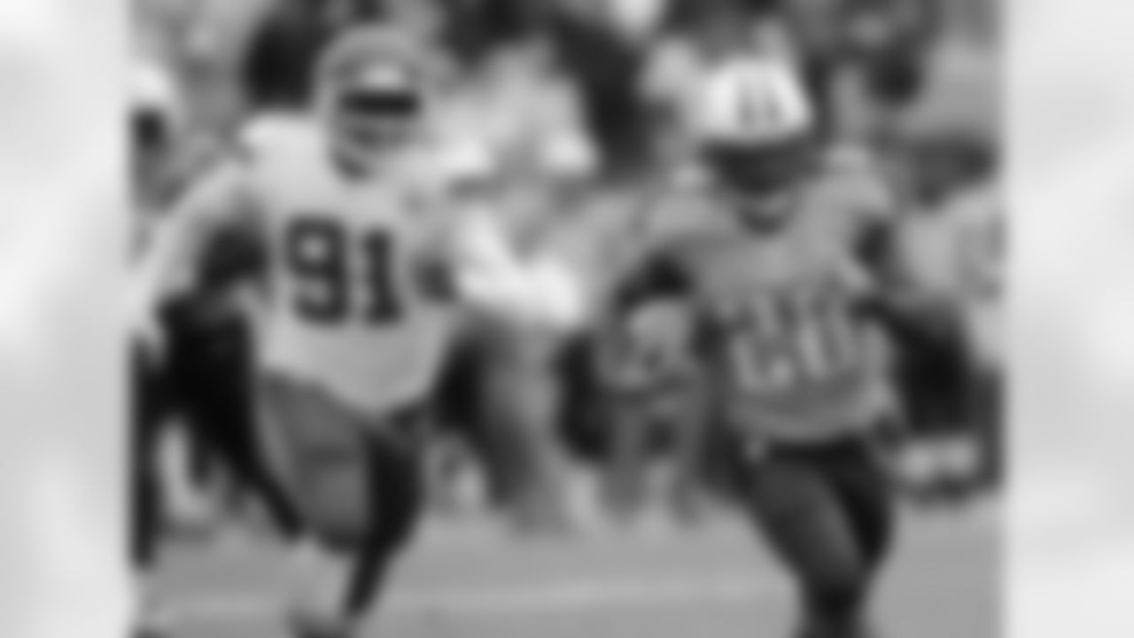 Tennessee Titans running back Chris Johnson (28) scores a touchdown on a 49-yard pass play as Kansas City Chiefs linebacker Tamba Hali (91) pursues in the third quarter of an NFL football game on Sunday, Oct. 6, 2013, in Nashville, Tenn. (AP Photo/Mark Zaleski)