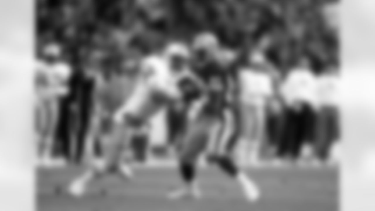 San Francisco 49ers wide receiver Jerry Rice (80) catches a pass during an NFL football game against the Houston Oilers on Sunday, Dec. 25, 1993 in San Francisco, Calif. The Oilers won the game, 10-7. (Greg Trott via AP)