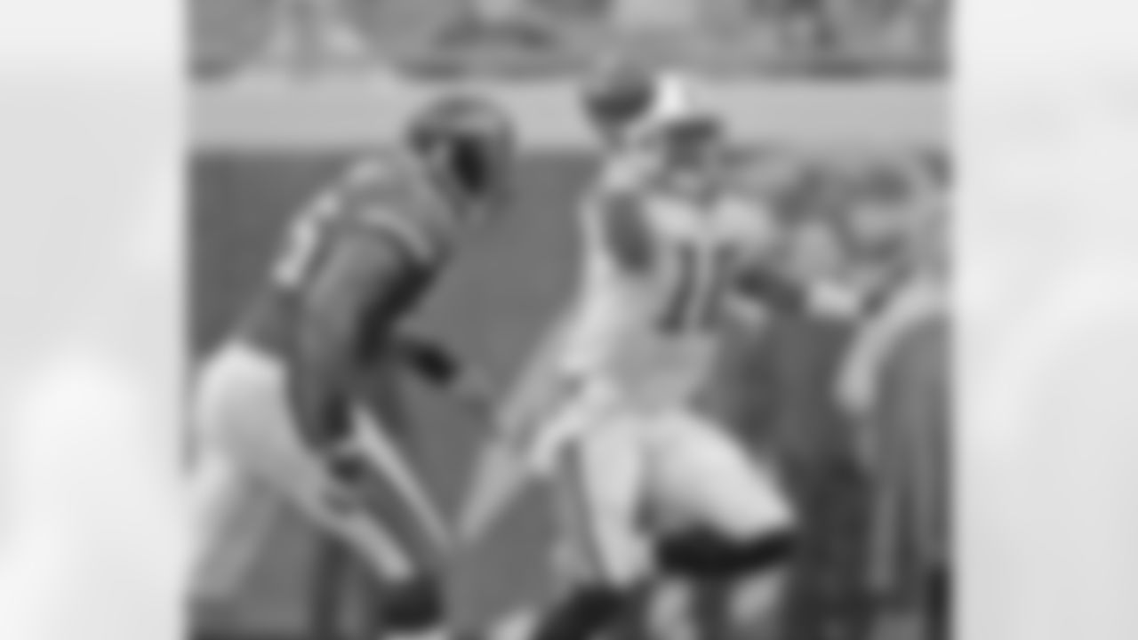 Tennessee Titans quarterback Vince Young, right, runs for third-quarter yardage as Jacksonville Jaguars Paul Spicer, left, gives chase during a NFL game, Sunday, Nov. 5, 2006, in Jacksonville, Fla.(AP Photo/Phil Coale)