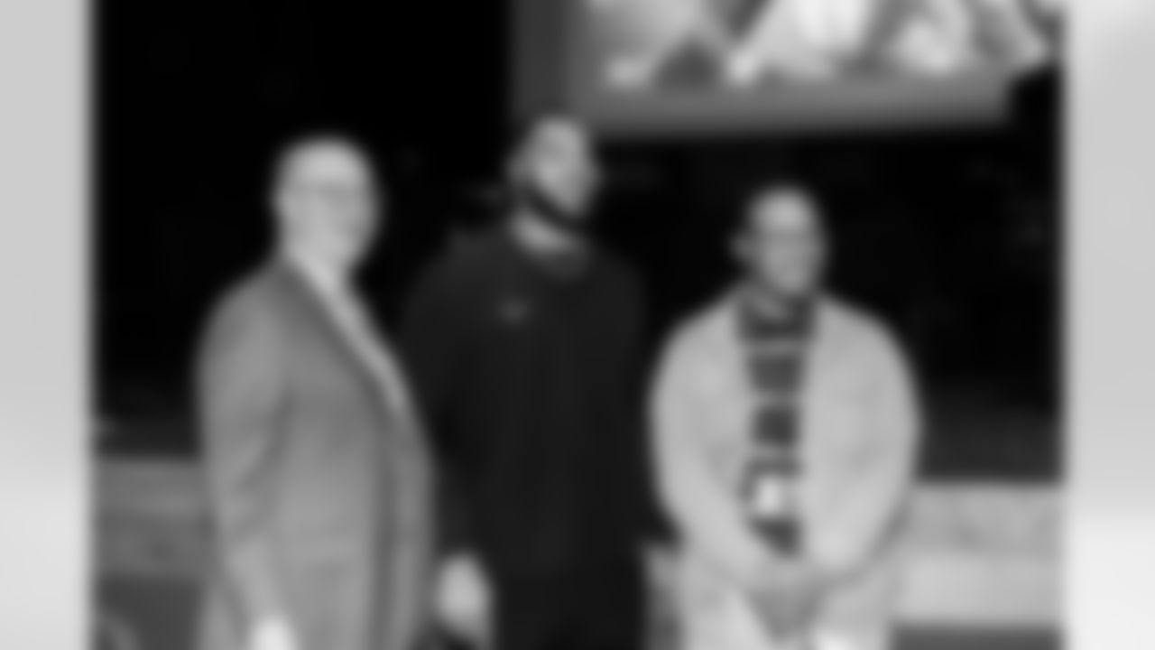 Defensive lineman Jeffery Simmons #98 of the Tennessee Titans speaks to Hunters Lane High School Girls Flag Football team after giving a donation on December 09, 2025 in Nashville, TN. Photo By Donald Page/Tennessee Titans