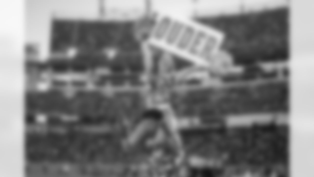 Tennessee Titans Cheerleaders during the game between the Tennessee Titans and the Houston Texans at Nissan Stadium on November 16, 2025 in Nashville, TN. Photo By Kaitlyn Hungerford/Tennessee Titans