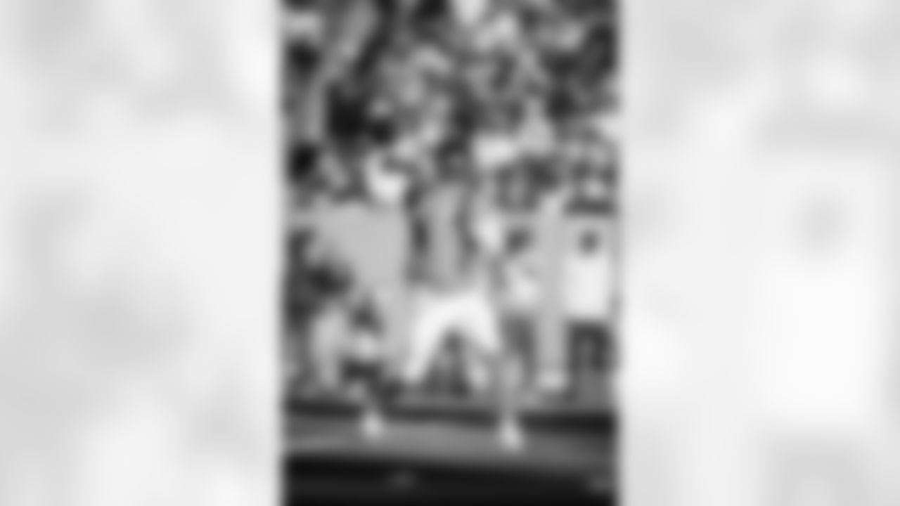 The Tennessee Titans and the Houston Texans compete at Nissan Stadium on November 16, 2025 in Nashville, TN. Photo By Donald Page/Tennessee Titans