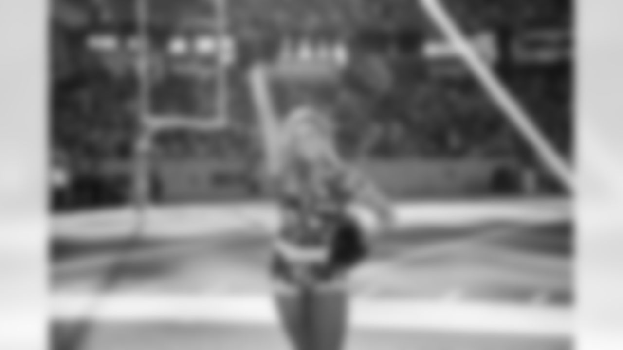 Tennessee Titans Cheerleaders during the game between the Tennessee Titans and the Houston Texans at Nissan Stadium on November 16, 2025 in Nashville, TN. Photo By Kaitlyn Hungerford/Tennessee Titans