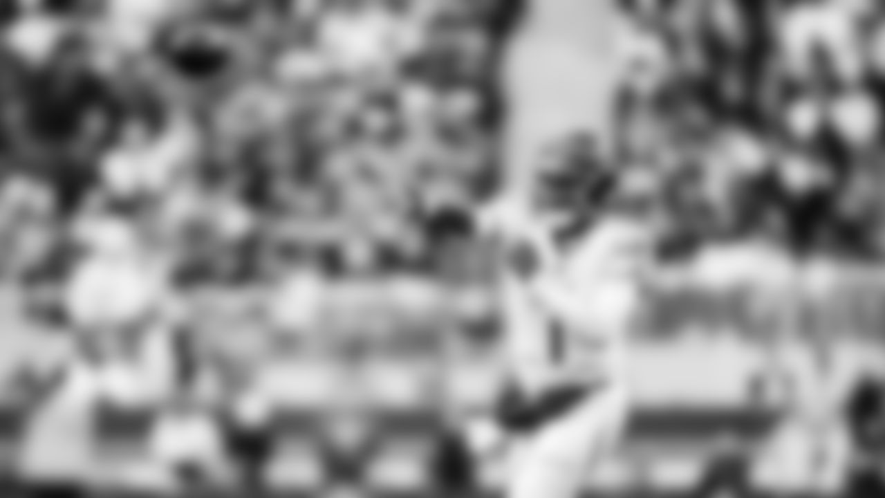 The Tennessee Titans and the San Francisco 49ers compete at Levi's Stadium on December 14, 2025 in San Francisco, CA. Photo By Jessie Rogers/Tennessee Titans