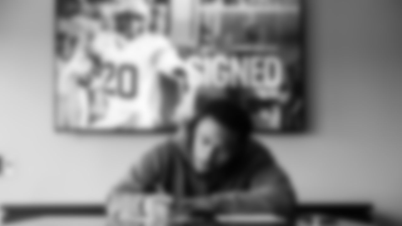 Kalel Mullings signs his contract at the Ascension Saint Thomas Sports Park on May 8, 2025 in Nashville, TN. Photo By Donald Page/Tennessee Titans