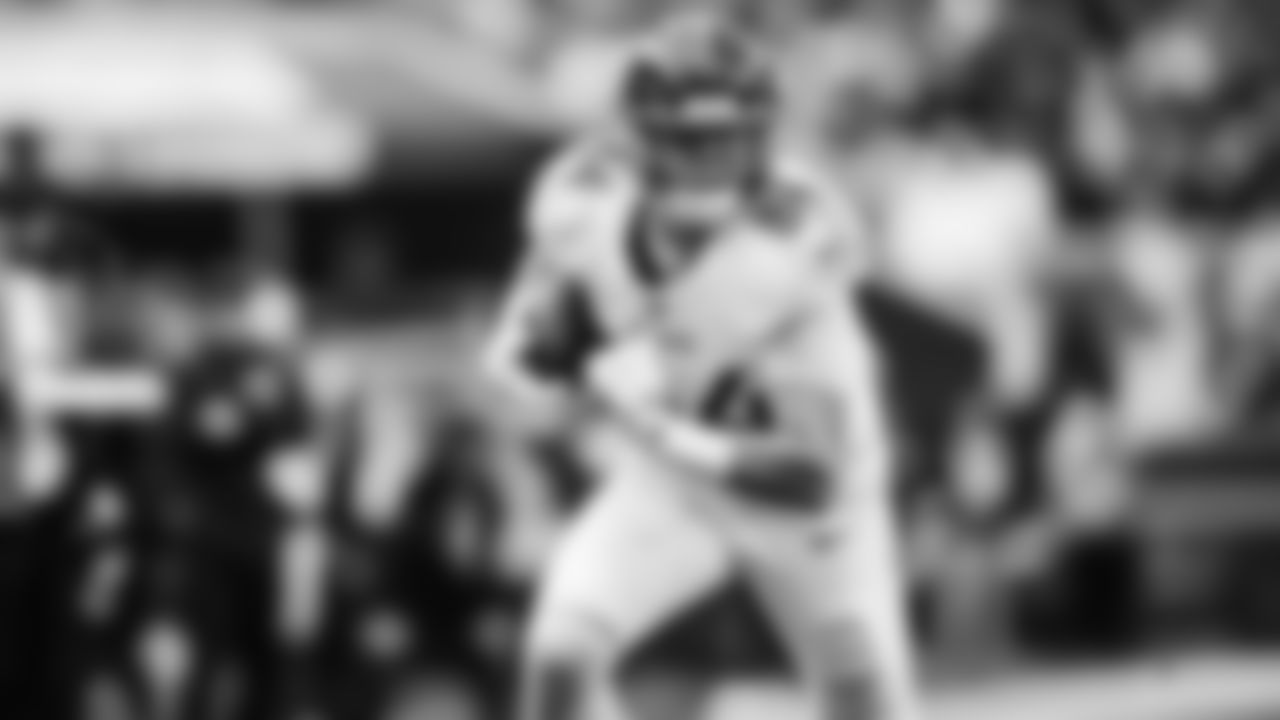 The Tennessee Titans and the San Francisco 49ers compete at Levi's Stadium on December 14, 2025 in San Francisco, CA. Photo By Jessie Rogers/Tennessee Titans