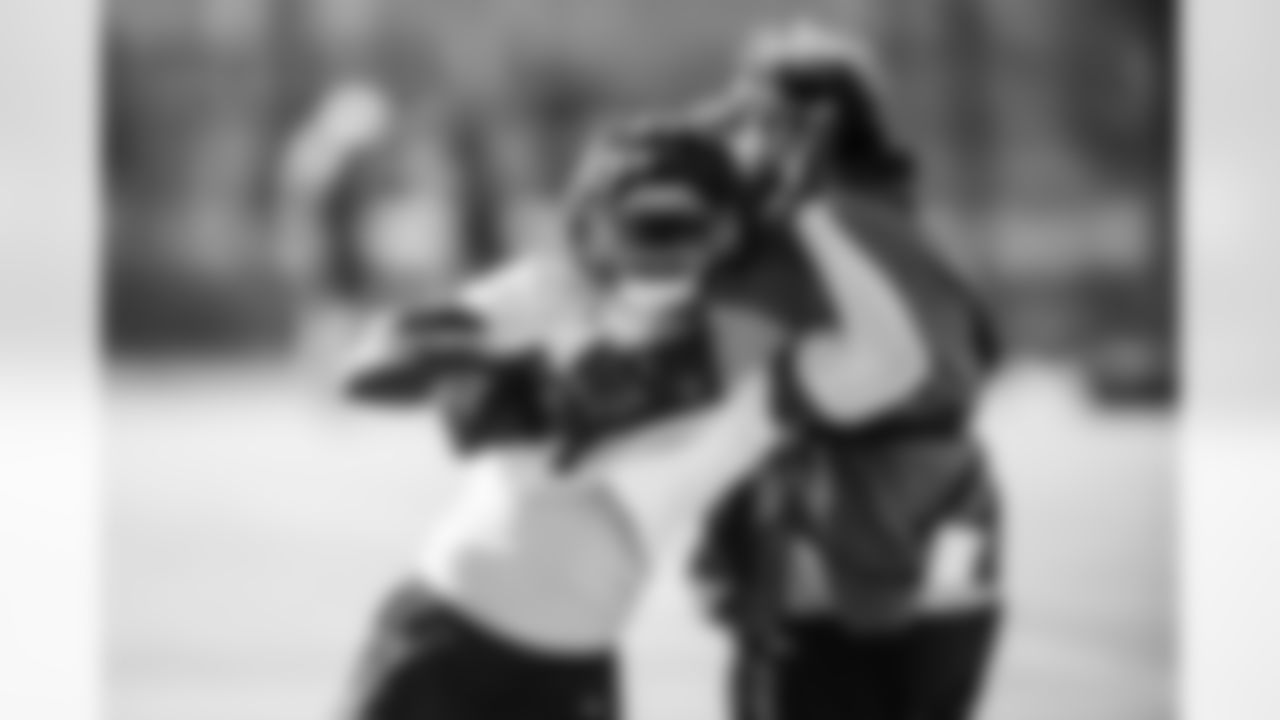 Outside linebacker Oluwafemi Oladejo #7 of the Tennessee Titans and Outside Linebackers Coach Ben Bloom of the Tennessee Titans during practice at the Ascension Saint Thomas Sports Park on December 17, 2025 in Nashville, TN. Photo By Donald Page/Tennessee Titans