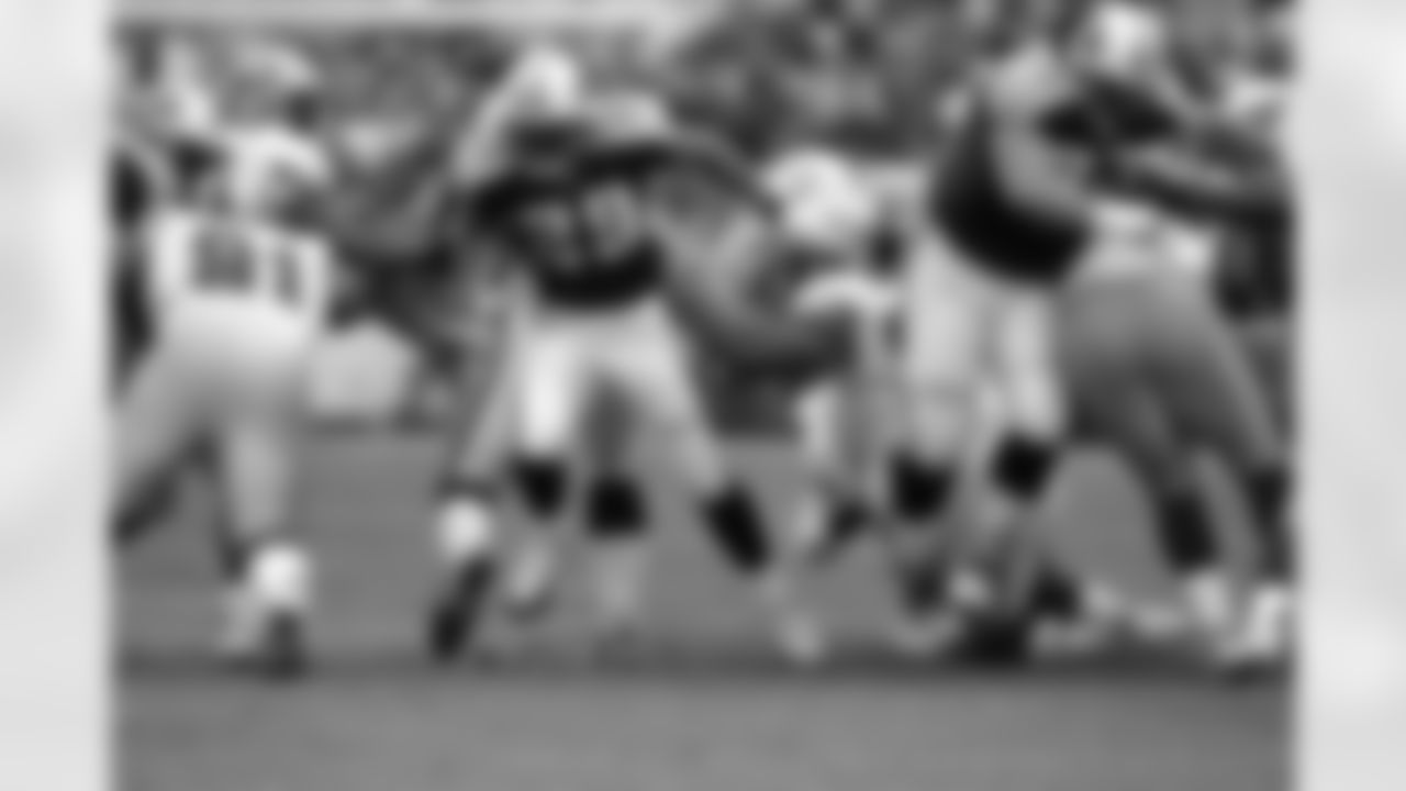 Chris Brown #29 of the Tennessee Titans runs the ball against the San Francisco 49ers on November 27, 2005 in Nashville, Tennessee. The Titans defeated the 49ers 33-22. (Joe Robbins via AP)