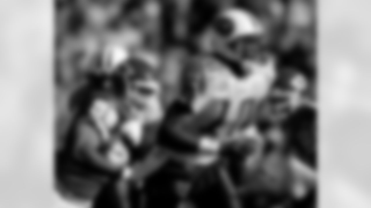 Tennessee Titans quarterback Vince Young (10) looks for a receiver during the first quarter of an NFL football game Sunday, Dec. 16, 2007 in Kansas City, Mo. The Titans won the game 26-17. (AP Photo/Charlie Riedel)