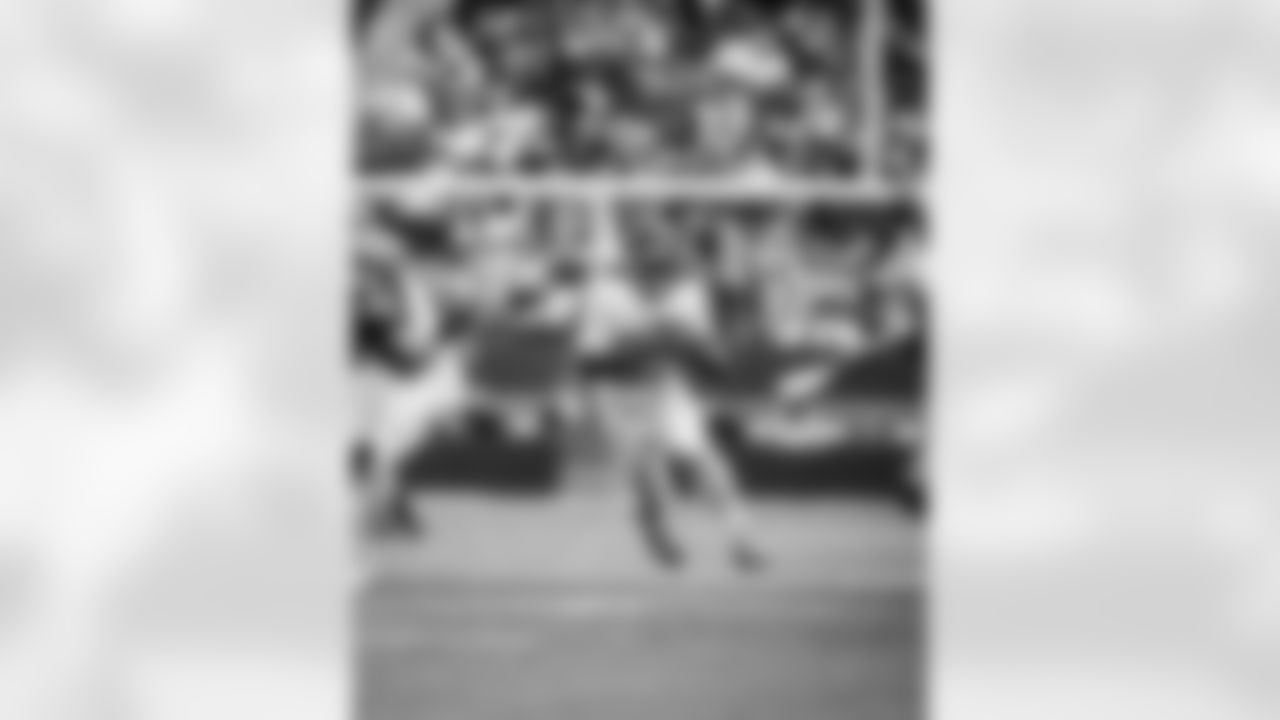 The Tennessee Titans and the San Francisco 49ers compete at Levi's Stadium on December 14, 2025 in San Francisco, CA. Photo By Jessie Rogers/Tennessee Titans