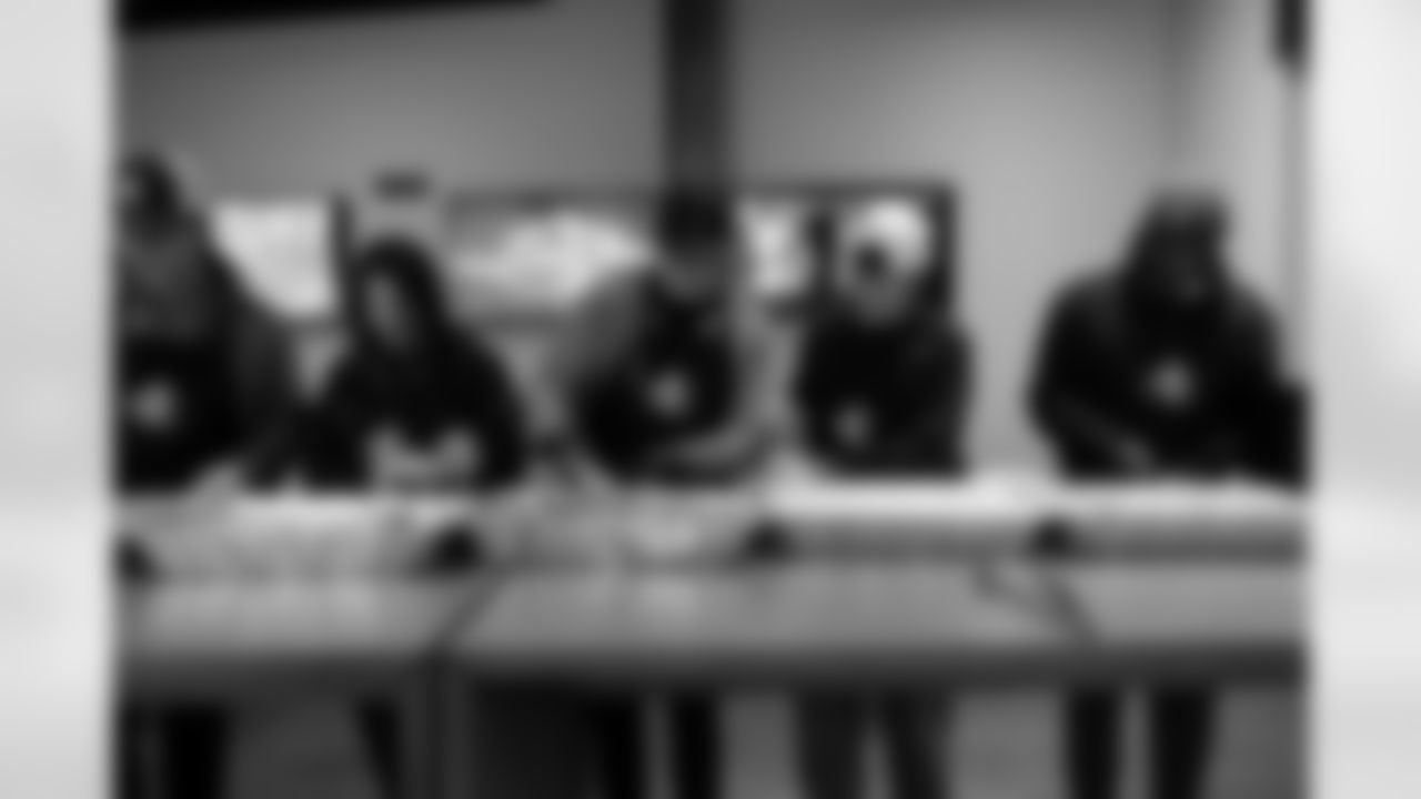 20251117_ThanksgivingPacking_007