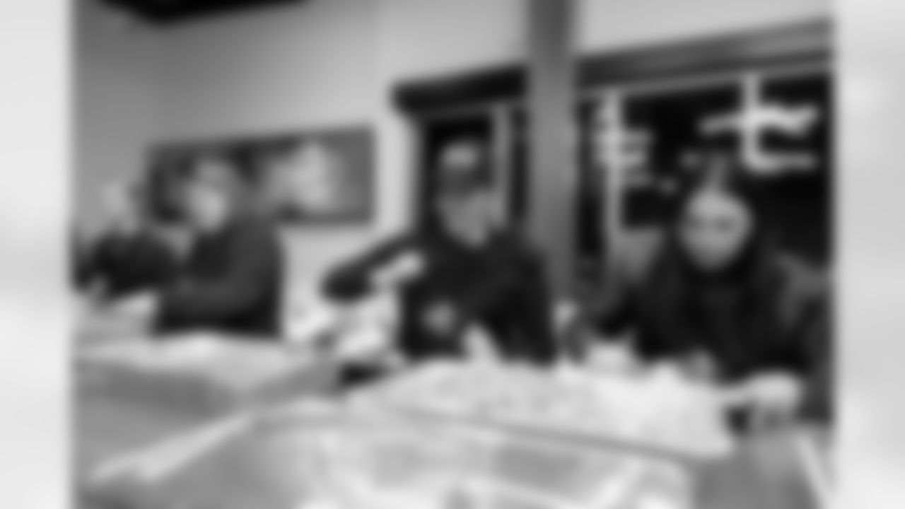 20251117_ThanksgivingPacking_051