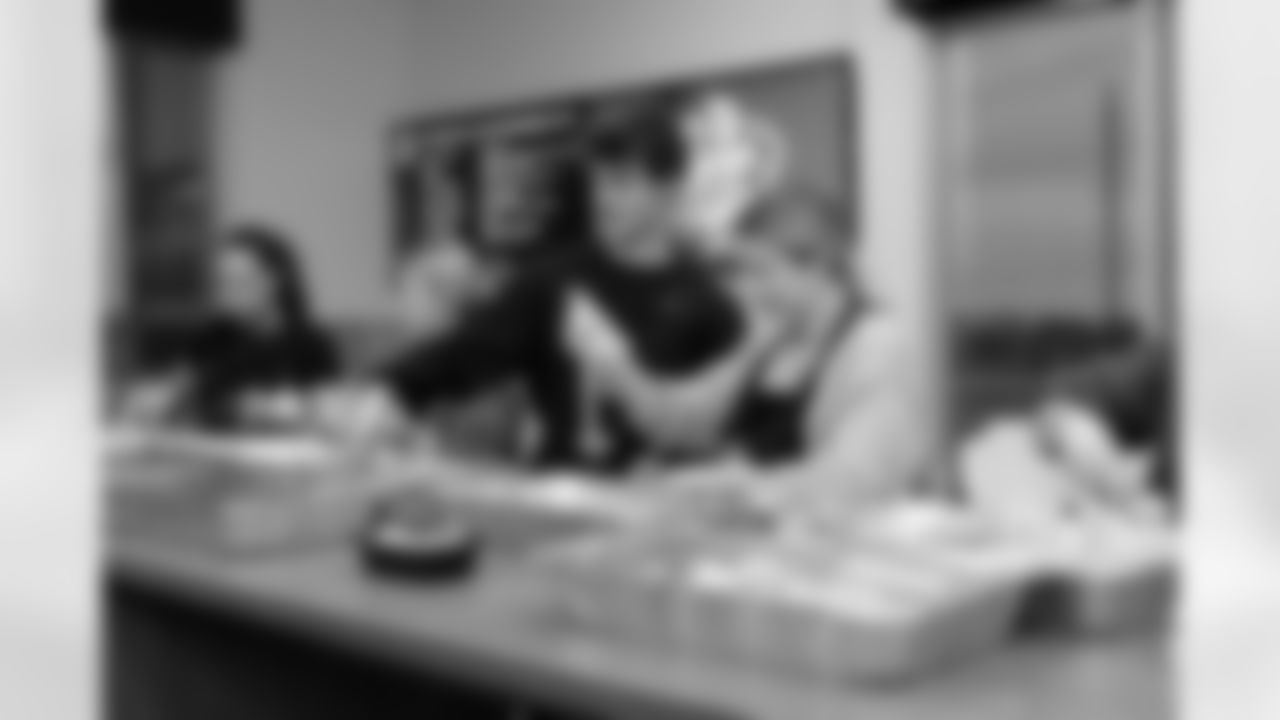 20251117_ThanksgivingPacking_015