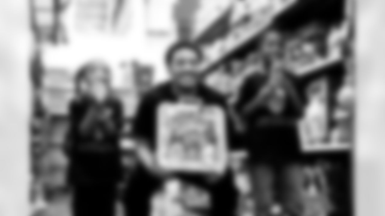 2023_1218_CR_CamrynBynumShopWithAJock_0050