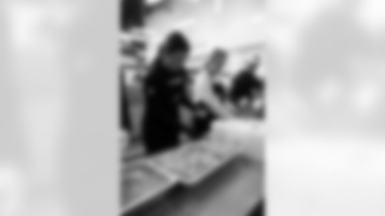 20251117_ThanksgivingPacking_005