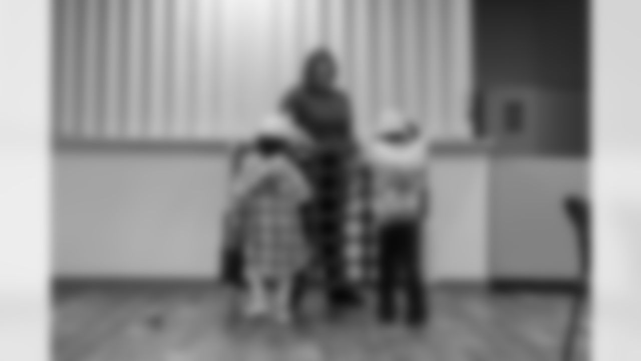 Levi_ThanksgivingMeals_046