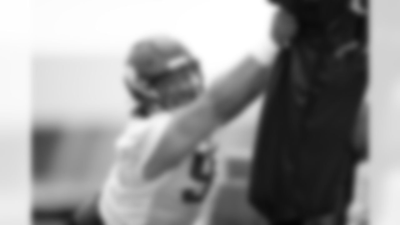 95 DL Tyler Manoa