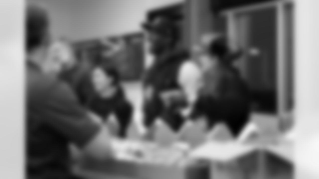 20251117_ThanksgivingPacking_026