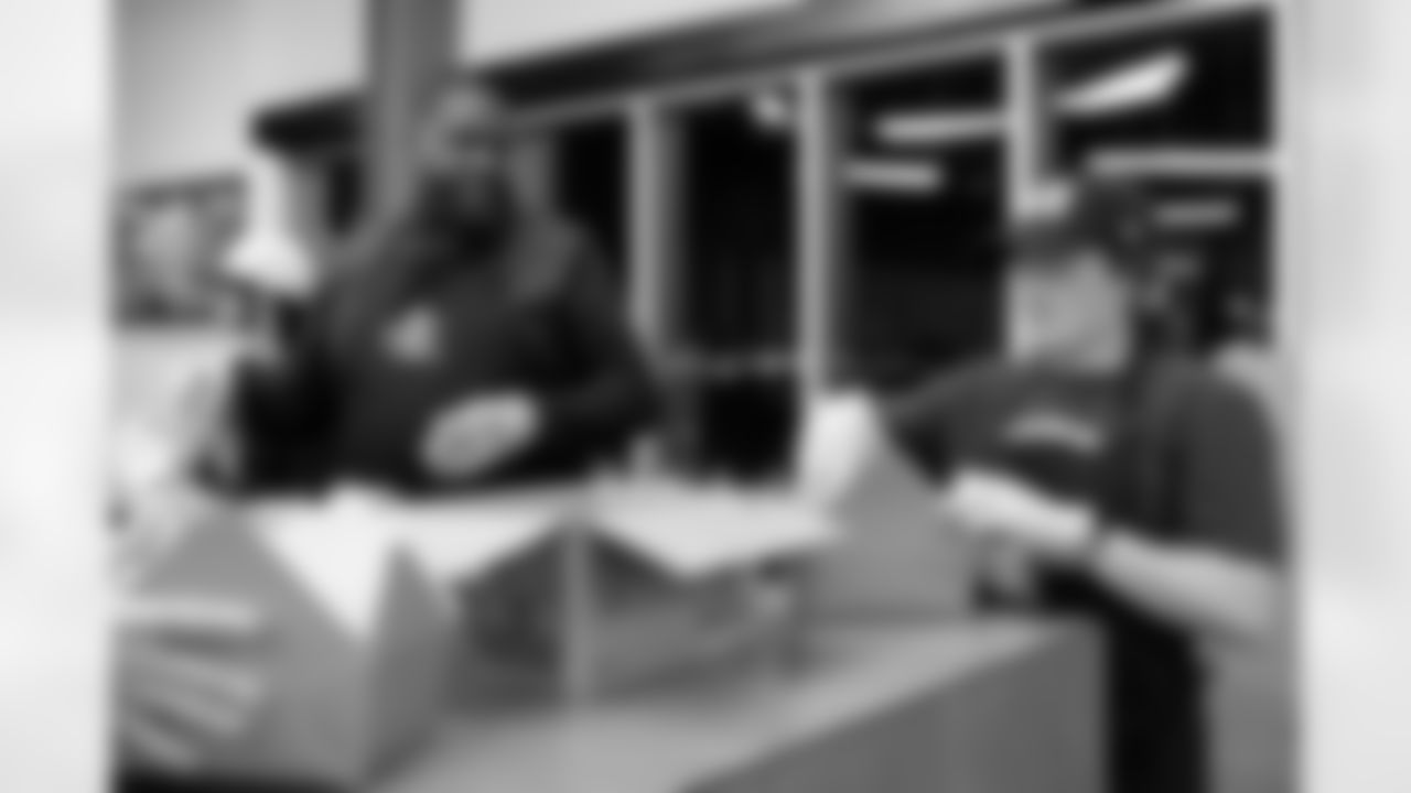 20251117_ThanksgivingPacking_050