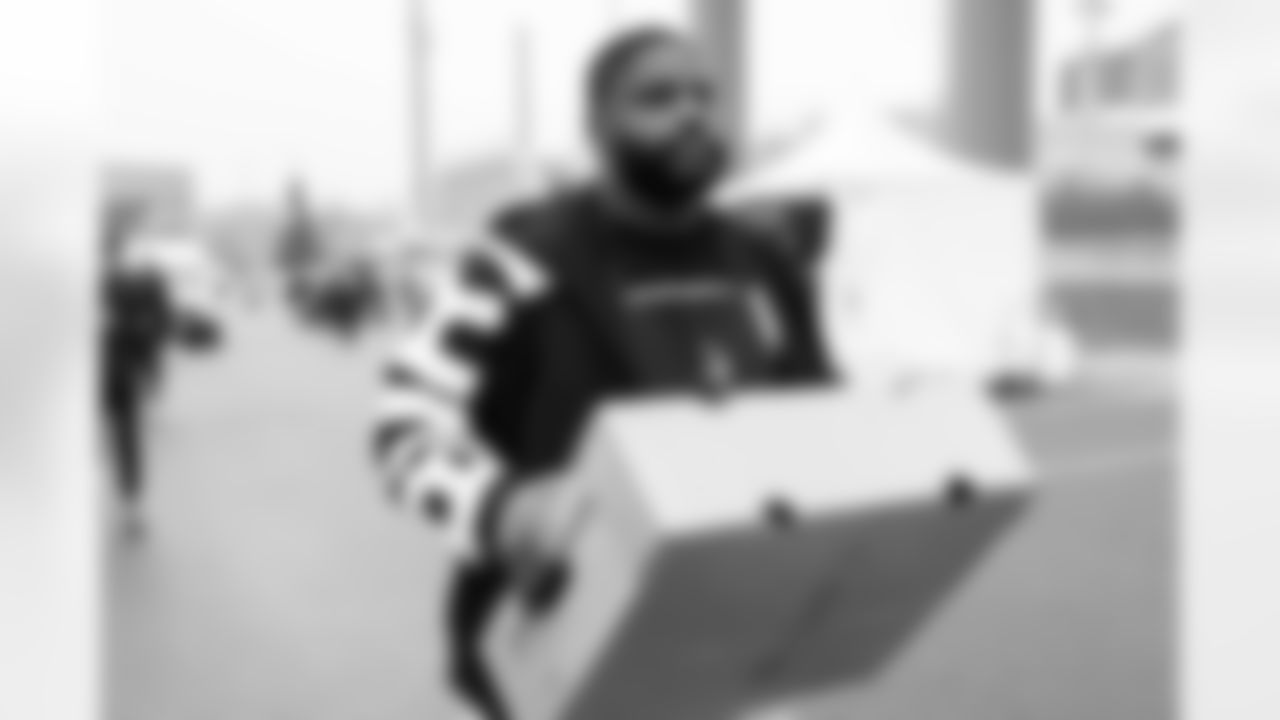 2025_1125_ThanksgivingDriveThru_0081