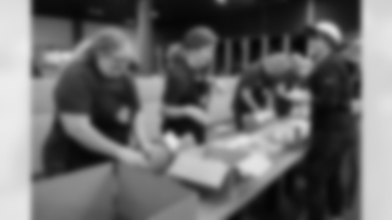 20251117_ThanksgivingPacking_065